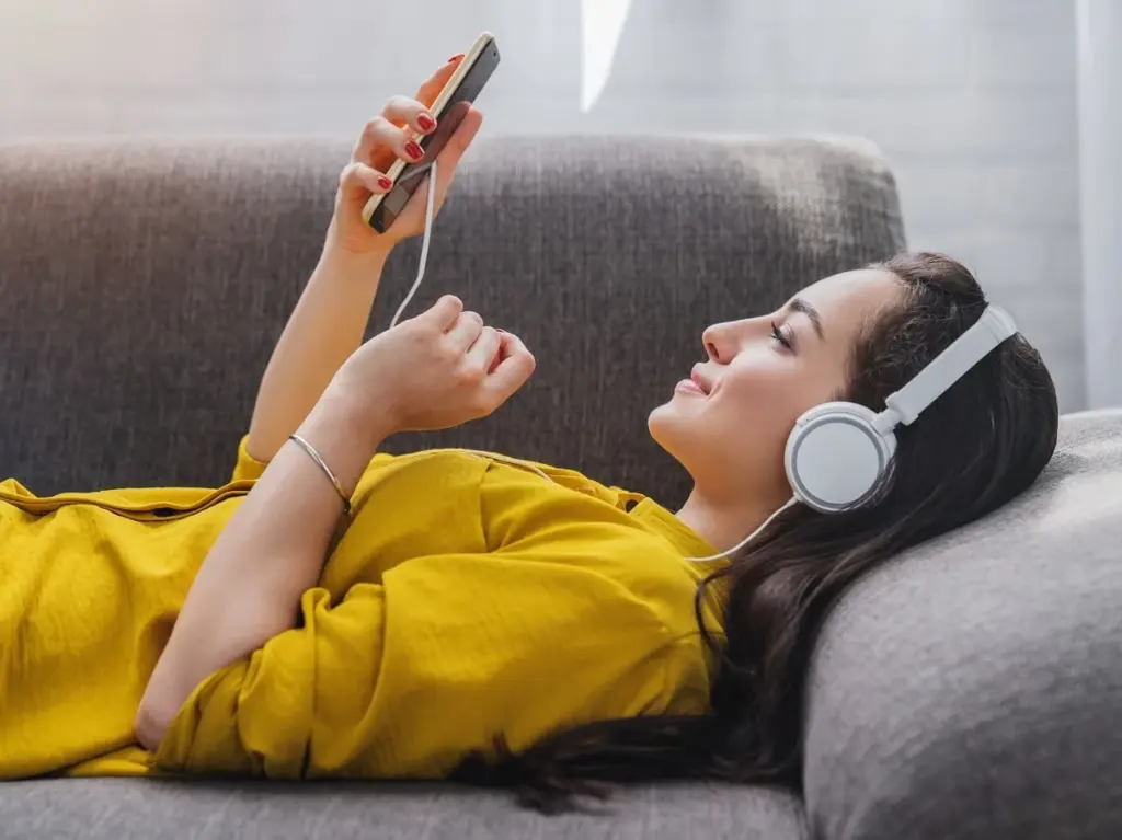 음악이 감정 인식에 미치는 자연스러운 영향